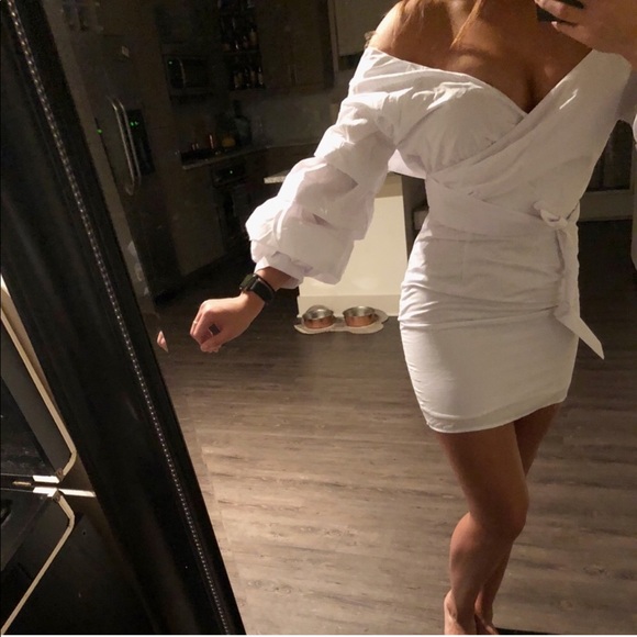 White dress with ruffle sleeves - Picture 2 of 2